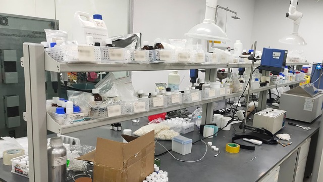 實(shí)驗(yàn)室搬家公司搬高量桶的流程